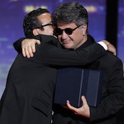 Le réalisateur, scénariste et producteur iranien Jafar Panahi célèbre sur scène après avoir remporté la Palme d'or pour le film « Un simple accident » lors de la cérémonie de clôture du soixante-dix-huitième Festival de Cannes dans le sud de la France, le 24 mai 2025.