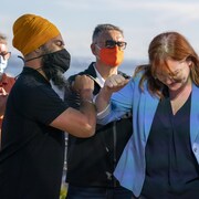 Jagmeet Singh entouré de candidats et travailleurs à Hamilton.