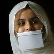 Une indienne jaïn porte un masque devant la bouche pour ne pas avaler de moucherons.