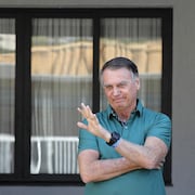 Jair Bolsonaro fait un geste de la main.