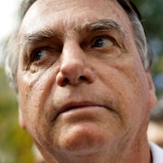 Gros plan sur le visage de Jair Bolsonaro.