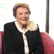 Janette Bertrand assise sur un fauteuil.