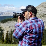 Jason Nolan prend une photo des montagnes albertaines le 5 juillet 2022.