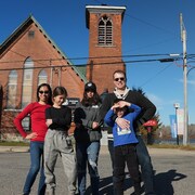 Une famille devant une église.