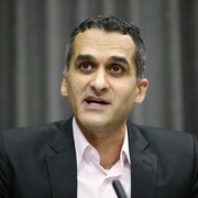 Le Dr Atwal lors d'une conférence de presse portant sur la COVID-19 au Manitoba.
