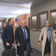 Jean Charest marche dans un couloir du palais de justice de Montréal.