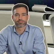 Il s'agit d'un montage de photos du journaliste devant une photo des chefs des principaux partis fédéraux sur le plateau du débat des chefs en français.