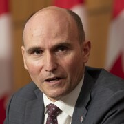 Gros plan sur le visage de Jean-Yves Duclos durant une conférence de presse sur le variant Omicron.