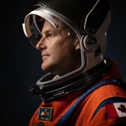 L'astronaute canadien Jeremy Hansen dans une combinaison spatiale.