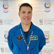 L'astronaute canadien Jeremy Hansen en visite à l'Université des Premières Nations du Canada à Regina, en Saskatchewan, le 8 février 2024.