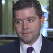 Jeremy Harrison répond aux questions du journaliste.