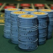 Photo de jetons sur une table de roulette dans un casino.