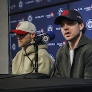 Nikolaj Ehlers (gauche) et Josh Morrissey (droite) s'adressent aux médias durant le bilan de fin de saison des Jets, au Centre Canada Life de Winnipeg. 