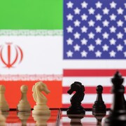 Des pions devant des drapeaux.