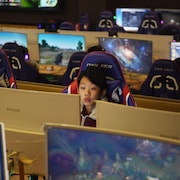 Des jeunes Chinois jouent à des jeux vidéo sur ordinateur. 