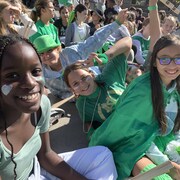 De jeunes femmes sont revêtues des couleurs du drapeau franco-ontarien.