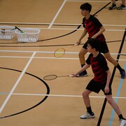 Deux joueurs de badminton dans un gymnase, à Anzac, le 1er février 2023.