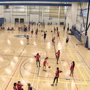 Des participants aux Jeux francophones de l’Alberta jouent au basketball (25 mai 2024).