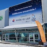 L'entrée principale de la Place des Jeux Premier Tech de Rivière-du-Loup.
