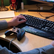 Des mains qui utilisent le clavier et la souris d'un ordinateur, en février 2024.