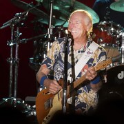 L'auteur-compositeur-interprète Jimmy Buffett interagit avec la salle comble de l'amphithéâtre Coffee Butler à Key West (Floride), en février 2023. 