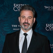 Portrait de Jimmy Kimmel sur un tapis rouge.