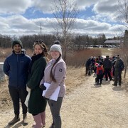 Des personnes se tiennent debout avant d'aller faire une randonnée à Winnipeg. 