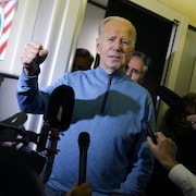Joe Biden parle à des journalistes