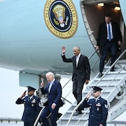 Le président Joe Biden et l'ancien président Barack Obama descendent de l'Air Force One.