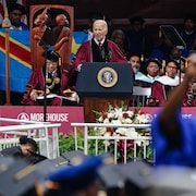 Joe Biden livre un discours lors d'une cérémonie de remise des diplômes.