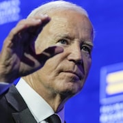 Gros plan du président des États-Unis, Joe Biden, qui salue la foule.