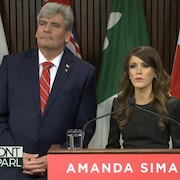 Le chef libéral intérimaire John Fraser et la députée Amanda Simard en conférence de presse.