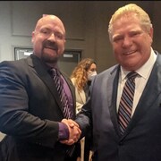 Doug Ford et John Mutton se serrent la main.