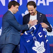 John Tavares remet à Auston Matthews son chandail de capitaine des Maple Leafs de Toronto.