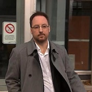 Jonathan Bettez à sa sortie du palais de justice de Trois-Rivières en décembre 2017.