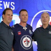Jonathan Toews avec l'uniforme des Jets de Winnipeg.