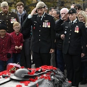 Des militaires canadiens sur la Tombe du Soldat inconnu à Ottawa.