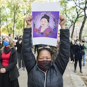 Une femme prend part à une manifestation pour réclamer que justice soit faite pour Joyce Echaquan.