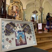 Un cadre dans la cathédrale où l'on peut voir une photo de Mme Echaquan et lire « Justice pour Joyce ».