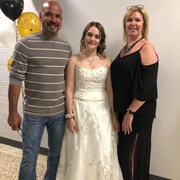 Tony Kucharczyk et Joyce McComiskey, accompagnée de sa fille.