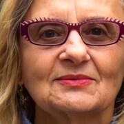 Un portrait rapproché de Judy Aymar, qui porte des lunettes mauves.