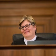 La juge Hogue assise en cour.