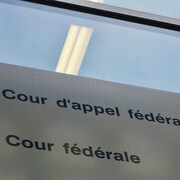 Une affiche sur l'édifice où se trouvent la Cour d'appel fédérale et la Cour fédérale à Ottawa.