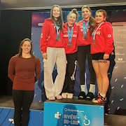 Julie-Anne Bouchard sur le podium avec les trois autres médaillées et Maude Charron.