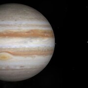 Représentation de la planète Jupiter et de la lune Europe.