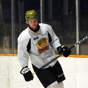 Le hockeyeur Justin Ertel lors d'un entraînement.