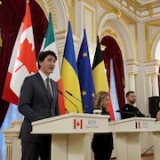 Le premier ministre canadien Justin Trudeau avec la première ministre italienne Giorgia Meloni, le président ukrainien Volodymyr Zelenskyy, la présidente de la Commission européenne Ursula von der Leyen et le premier ministre belge Alexander De Croo.