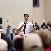 Le premier ministre Justin Trudeau répond aux questions des gens venus le rencontrer lors d'une assemblée publique à l'Université de Regina, vendredi. 
