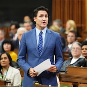 Justin Trudeau debout en Chambre.