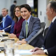 Justin Trudeau entouré des dirigeants provinciaux et territoriaux.